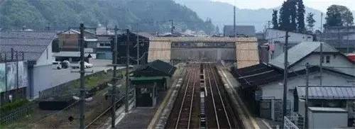 *月天五**：唱着二次元里的歌曲，治愈三次元中的我们