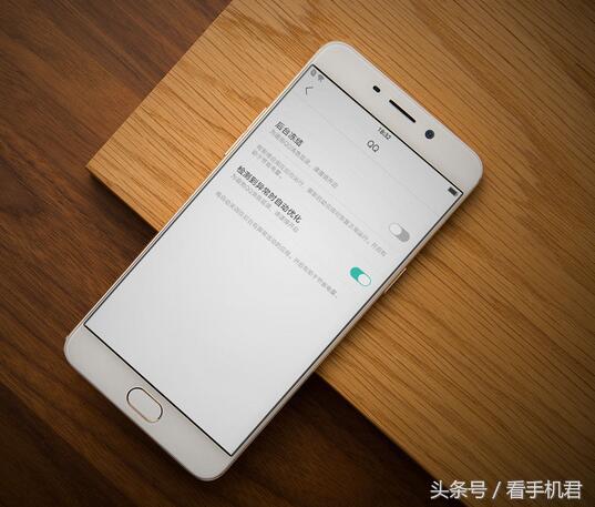 光荣x70和opporeno8哪个好,光荣80和vivox70哪个更好