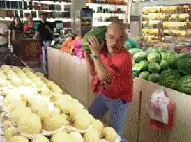 小孩泥水中被巨蟒缠住身体,小孩被巨蟒死死缠住