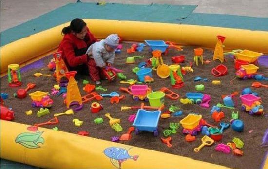 小孩玩沙掉进去烫死了,小孩玩沙