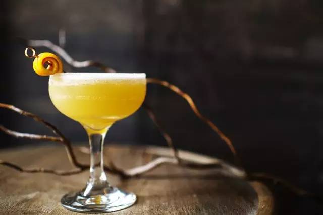 鸡尾酒杯大小型号怎么选,鸡尾酒杯子怎么拿