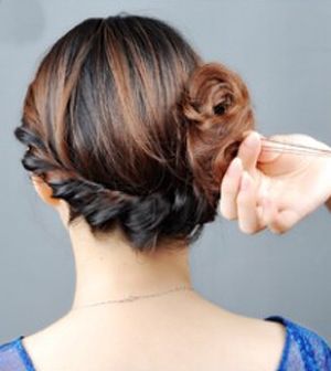 新娘韩式长发盘发发型慢动作教程,发型女2020流行发型盘发简单韩式