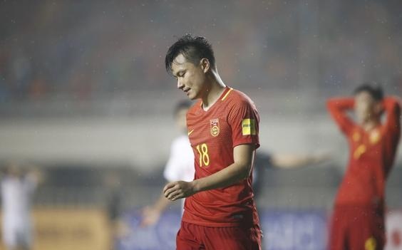 不胜反输成国庆节第一堵！国足门将送礼叙利亚门将如演员卧草都太坑