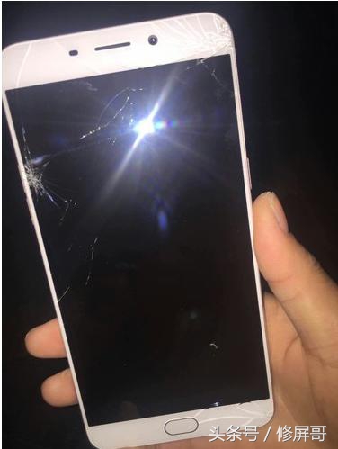 r9手机碎屏图,oppor9屏幕碎了换多少钱