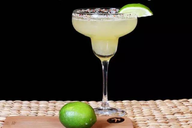 鸡尾酒杯大小型号怎么选,鸡尾酒杯子怎么拿