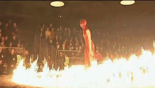 时装周盛世美颜观众,mcqueen24年秋冬走秀解析