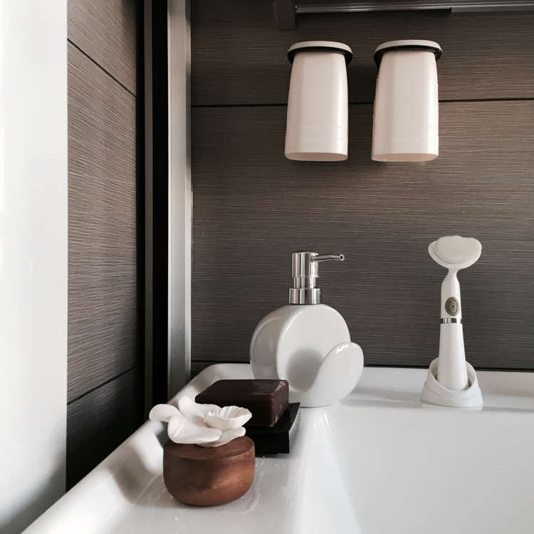 深灰色砖铺卫生间效果怎样,卫生间选了灰色砖很暗怎么补救