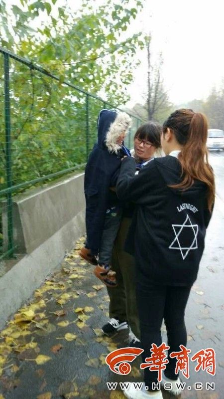 幼童出门找妈妈遇到警察,宝鸡4岁小孩找妈妈