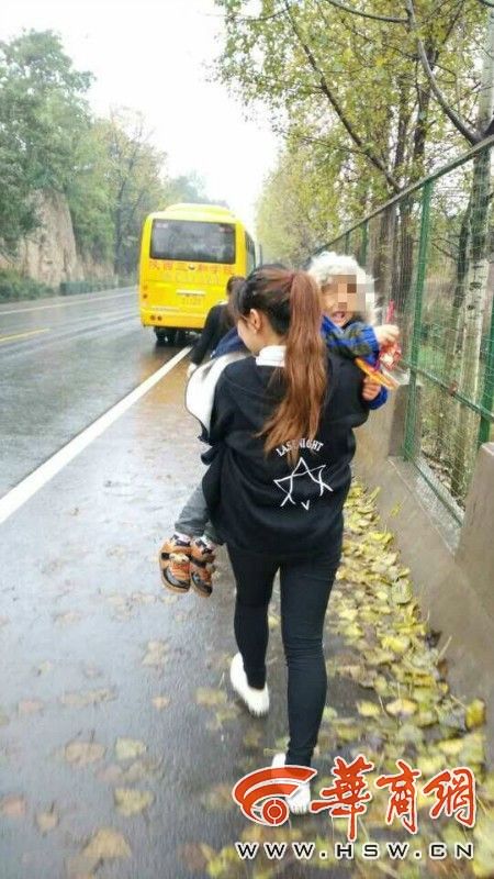 幼童出门找妈妈遇到警察,宝鸡4岁小孩找妈妈