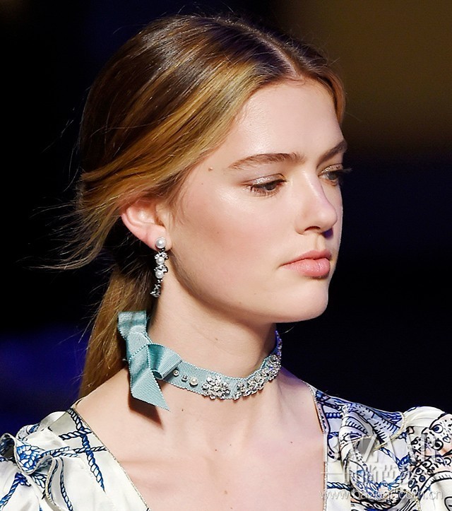 choker适合什么发型,搭配choker的发型