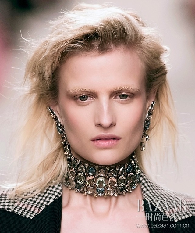 choker适合什么发型,搭配choker的发型