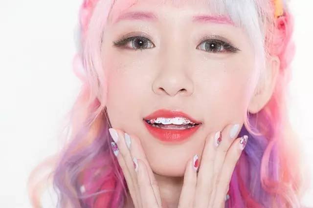 好看的牙印纹身,镶钻牙齿