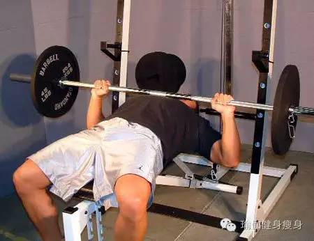 俯卧撑跟哑铃哪个锻炼胸肌好点,哑铃锻炼胸肌动作图解视频