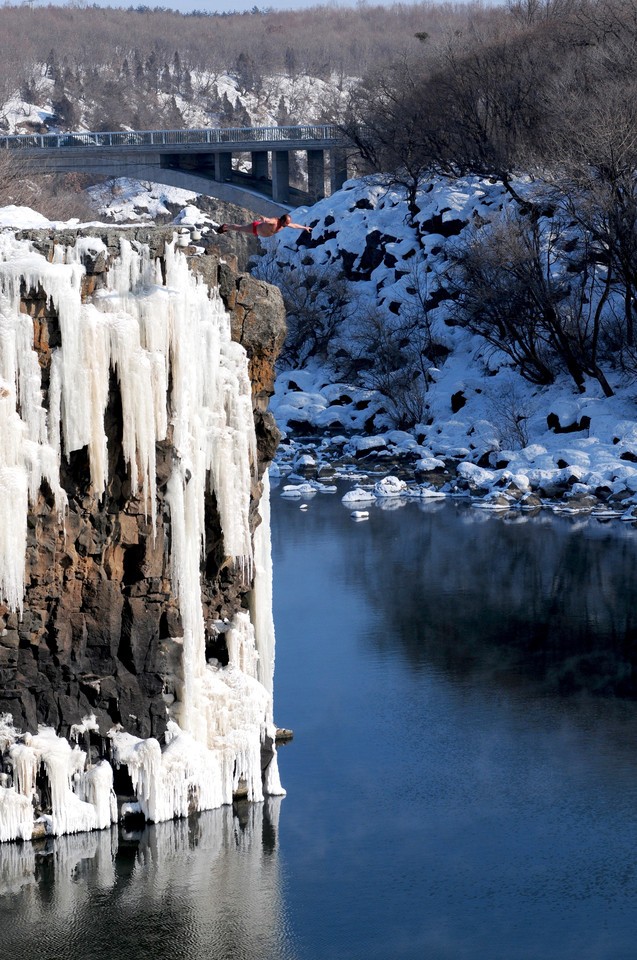 华夏丨踏雪捕鱼架铁锅，镜泊跃美