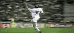 通过几个动作快速分辨业余足球场上的高手