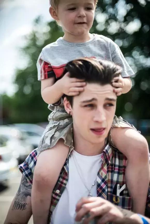 “躁动的荷尔蒙”演绎不羁英伦风