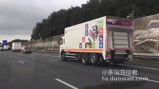 搞笑动态图：人见人爱的小萝莉