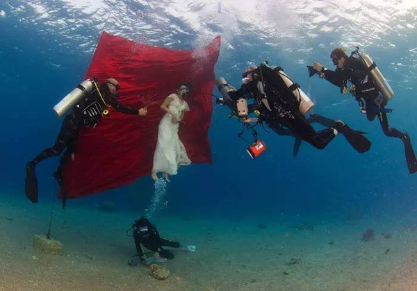 婚纱照俏皮可爱拍照姿势,摄影师给别人拍照的姿势