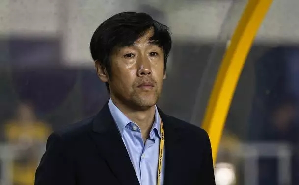 国足头球撞门柱爆笑名场面,国足单刀打门框