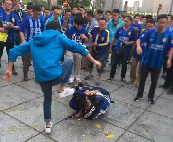 申花球迷rip,申花球迷泼水后续怎么处理