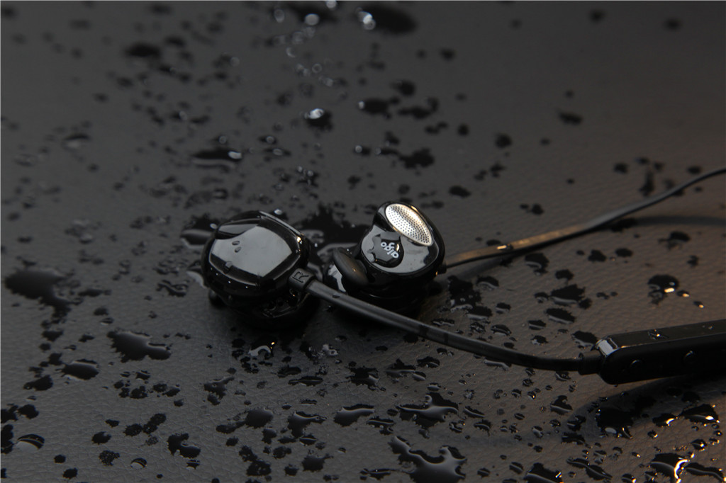 有线耳机唯一的好处是不怕没电,磁吸式耳机更换电池