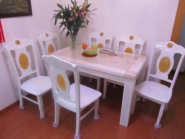 餐桌软玻璃垫发黄怎样清洗,餐桌塑料台布油渍如何清洗