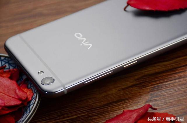 光荣x70和opporeno8哪个好,光荣80和vivox70哪个更好