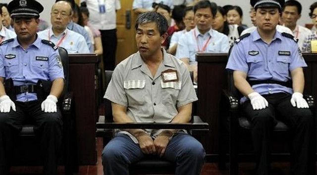 足球裁判假球瞬间,裁判吹球假球