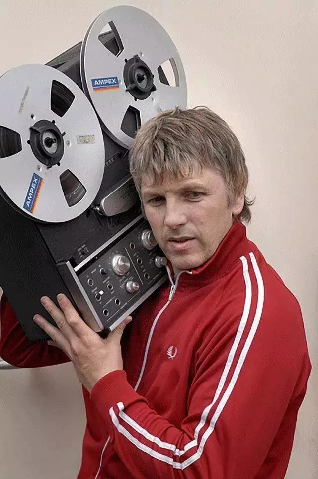 “躁动的荷尔蒙”演绎不羁英伦风