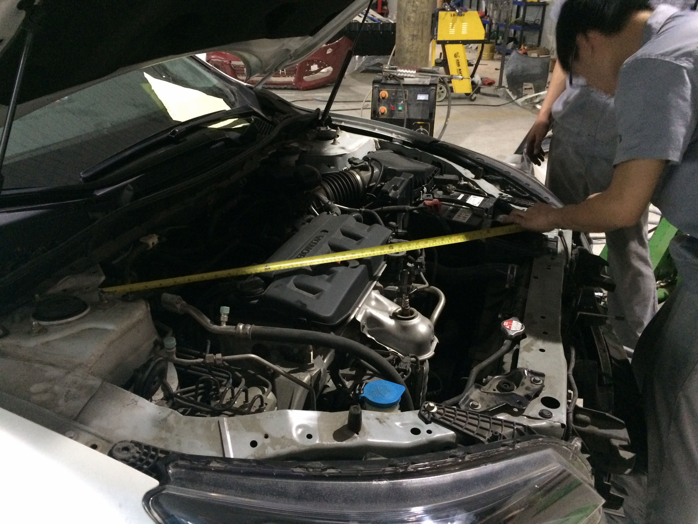 9.5代雅阁事故车修复,雅阁9代半事故现场