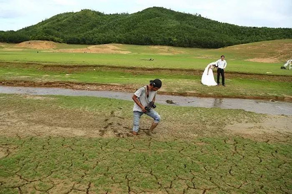 婚纱照俏皮可爱拍照姿势,摄影师给别人拍照的姿势