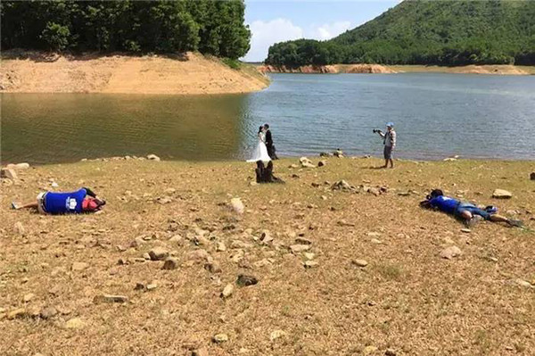 婚纱照俏皮可爱拍照姿势,摄影师给别人拍照的姿势