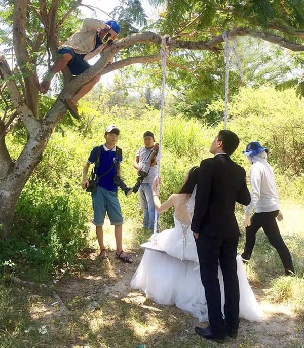 婚纱照俏皮可爱拍照姿势,摄影师给别人拍照的姿势