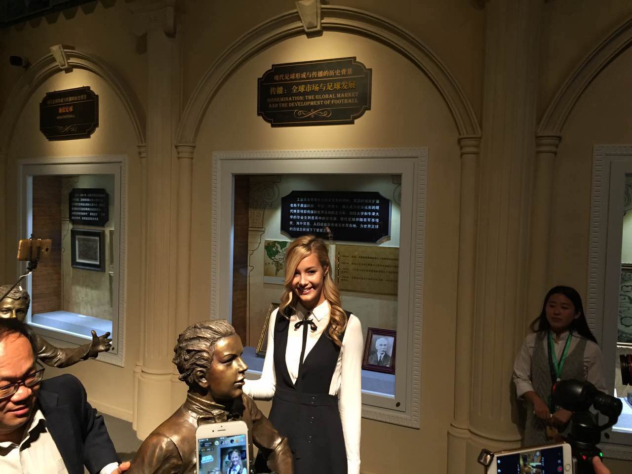 美艳！鲁能外援佩莱女友瓦尔加参观淄博足球博物馆！