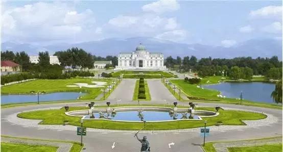 从*血卖**为生的穷小子到横跨政商两届的人物，你不认识他但一定..