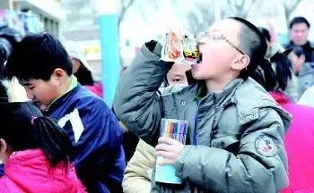 重庆人小时候就是这样扯靶子的，豁得妈老汉脑壳痛！