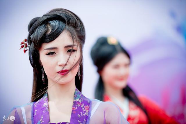 小说：舒奕奕渐渐长大，长的国色天香，美丽动人？