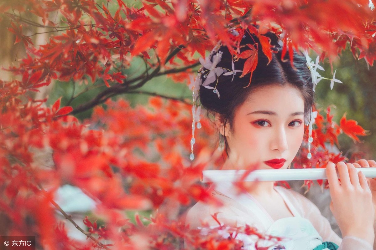 小说：她生病卧床休养，男子得知心急如焚，夜探闺房看望