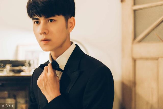 小说：重生八零，她偷偷带人做衣服卖，妹妹嫉恨她，向队长举报