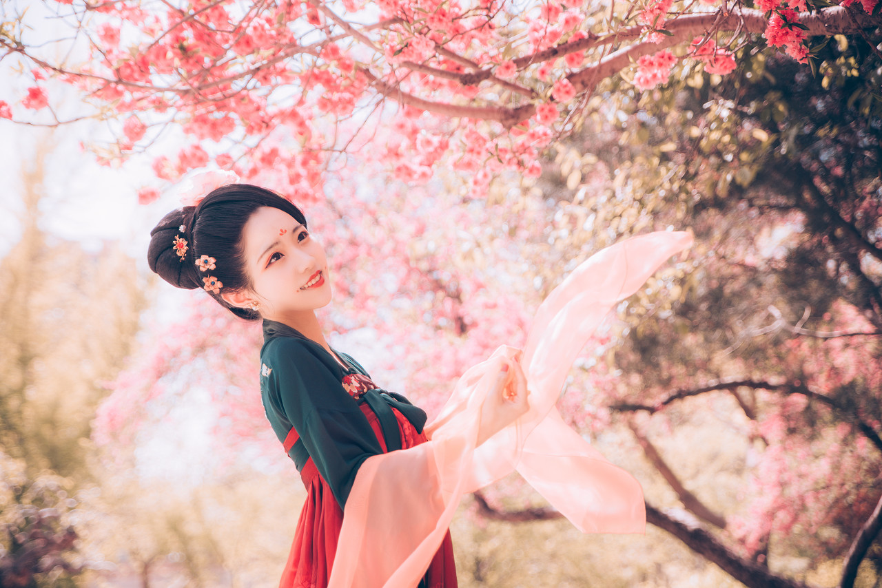 小说他吃丹药变得更强,他吃了灵草变成天才的小说