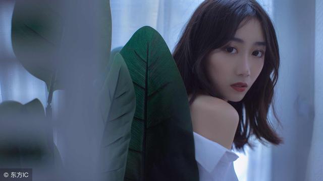 小说：女主工作室里的新品样本被盗，对手公司却发布了相似的新香