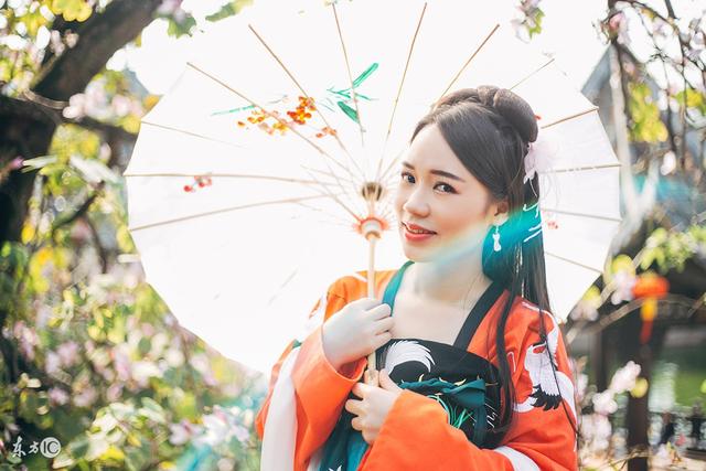 小说：草根的她刚进府，就被府里婢女嘲讽是花架子，王爷不高兴了