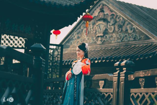 小说：少女挣了大钱，村长污蔑她的母亲是妖怪，修仙大佬主持公道