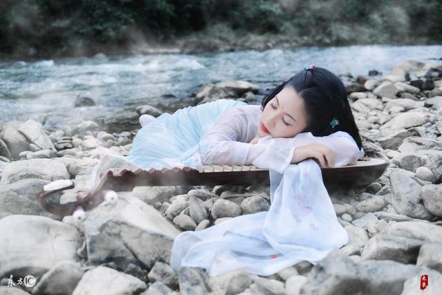 现代女穿越成不受宠王妃的小说,穿越成为王妃的言情小说