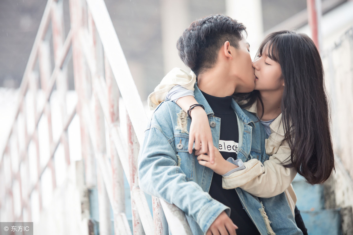 小说：他是铁血军长，却在开会中途离场，从酒吧里把她抱出来了