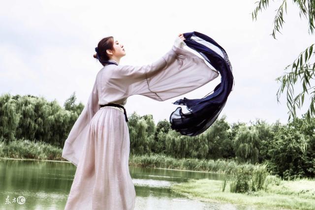 小说：美女送完妈妈，回到家里看到丈夫，怒气再也控制不了