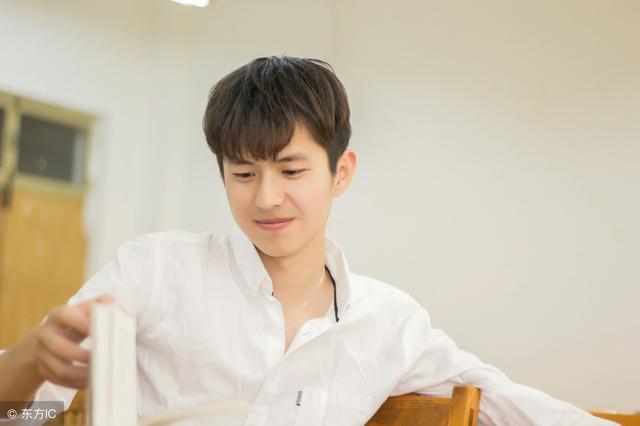 小说：心机女向她炫耀豪车，还笑她没钱，却不知豪车是总裁送她的