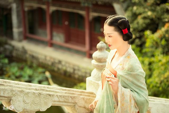 小说：蹴鞠赛上，皇上小舅子耍威风，用球打向将门虎女，惹出大祸