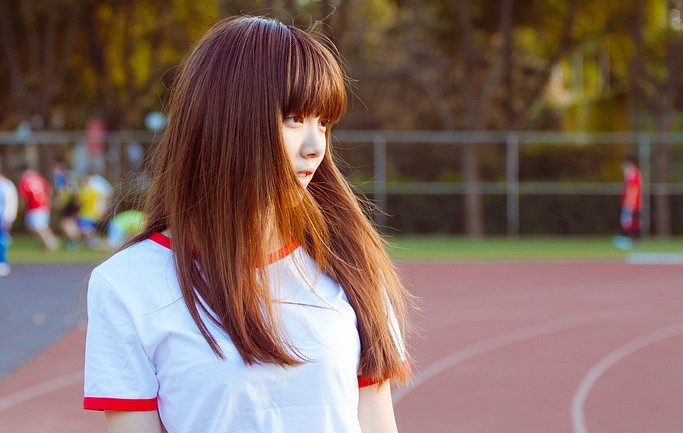 小说：表妹嘲讽他是穷鬼，却见他坐上顶级豪车，她立马变脸