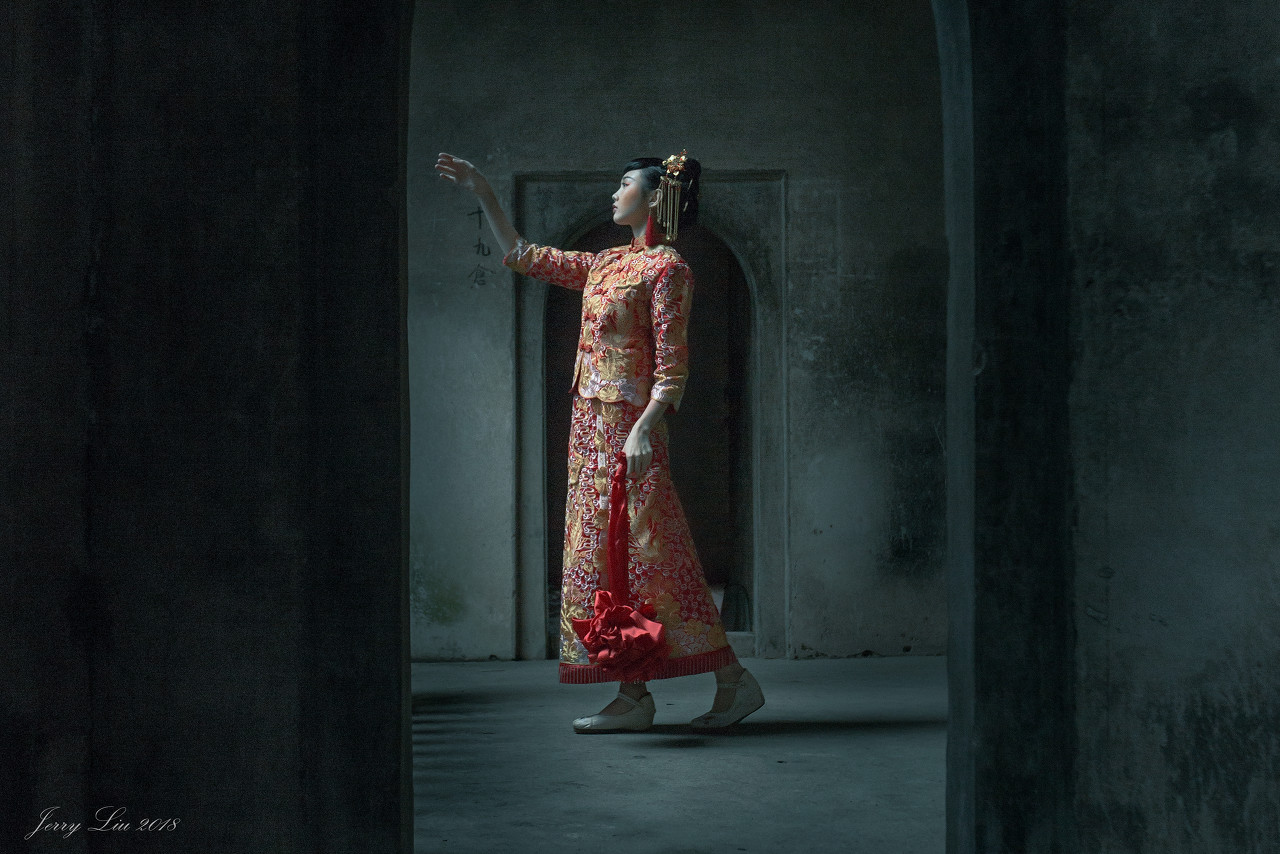 小说：蓝衣女人害死了我爷爷和发小，如今人死了，鬼魂竟要来害我